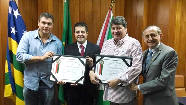 José Luiz Datena e o filho Joel, receberam das mãos do presidente da Câmara Municipal os títulos de cidadão goianiense | Foto: Reprodução / Facebook