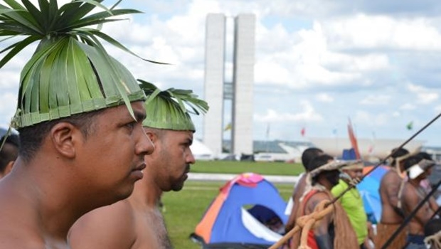 Lideranças indígenas de todas as regiões do país lançaram no dia 10/5 um apelo para que a presidenta Dilma Rousseff assinasse outros 12 decretos de demarcação de terras | Foto: Valter Campanato/Agência Brasil