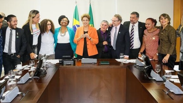 Presidenta Dilma Rousseff assina decreto que institui e reconhece a identidade de gêneros de travestis e transexuais na administração pública direta e indireta | Foto: Roberto Stuckert Filho/PR