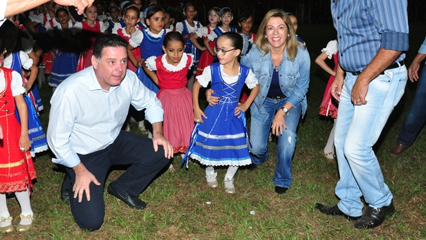 Governador Marconi e a primeira-dama Valéria com crianças durante as Cavalhadas de Palmeiras | Foto: Walter Alves