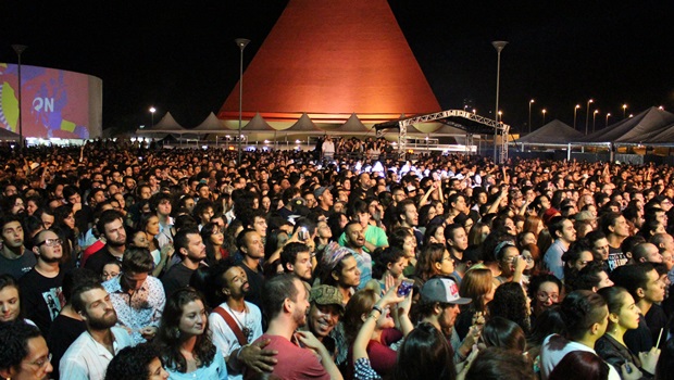 Público ficou até o final, por mais que isso fosse às 3 horas de sábado | Foto: Bruna Aidar