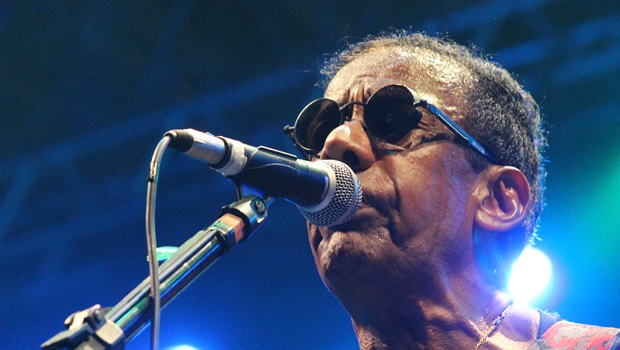 O maestro Jorge Ben Jor fez um show impecável, mesmo com problemas na guitarra em toda a apresentação | Foto: Bruna Aidar