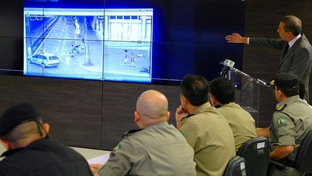 Secretário José Eliton durante reunião no centro de inteligência | Foto: Wildes Barbosa