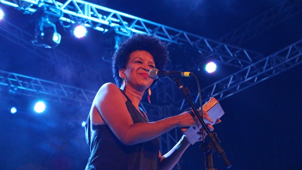Juçara Marçal encantou o público com sua bela voz na sexta-feira 13 que ela considerou de "tempos tenebrosos" | Foto: Bruna Aidar
