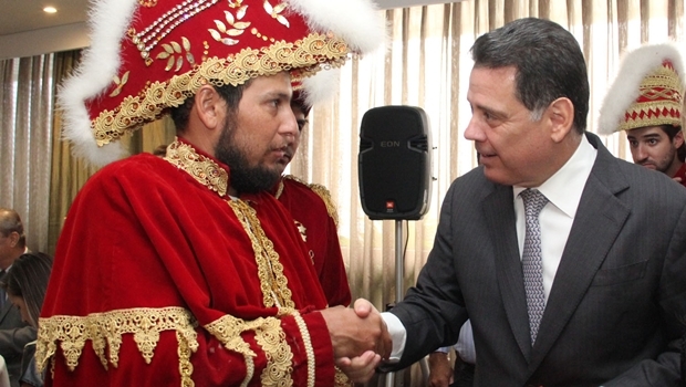 Representante dos mouros das cavalhadas de Santa Cruz de Goiás, Hamilton Samuel, agradeceu ao governador Marconi Perillo (PSDB) pela inclusão da festa mais antiga de Goiás no Circuito Cavalhadas | Foto: Humberto Silva