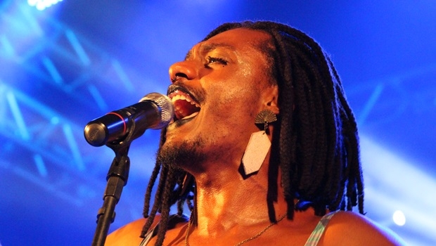 Liniker Barros não só mostrou toda sua potência vocal como encantou com sua energia e simpatia no palco | Foto: Bruna Aidar