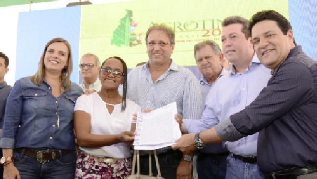 Marcelo Miranda, deputados e uma beneficiária com regularização fundiária: valorizando quem trabalha no campo | Foto: Divulgação