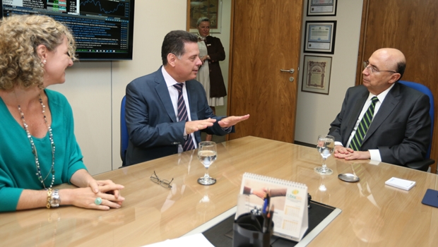 Secretária Ana Carla Abrão, o governador Marconi Perillo e o ministro Henrique Meirelles em reunião no últimomês 