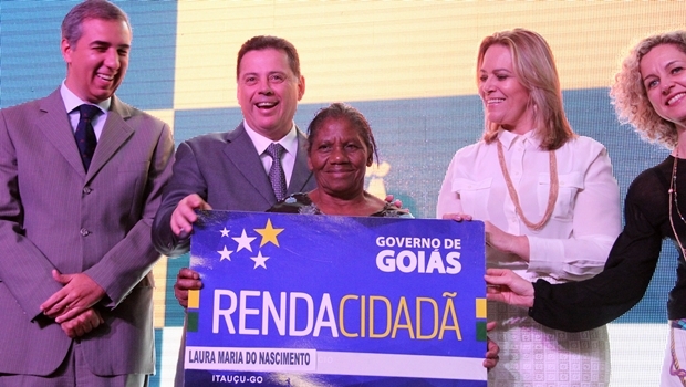 Vice-governador José Eliton (PSDB), governador Marconi Perillo (PSDB) e secretárias Leda Borges e Ana Carla Abrão fizeram entrega simbólica de cartão a uma das beneficiárias do Renda Cidadã |Foto: Humberto Silva