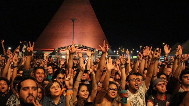 Público ficou até tarde para acompanhar o show da banda Planet Hemp | Foto: Bruna Aidar/Jornal Opção