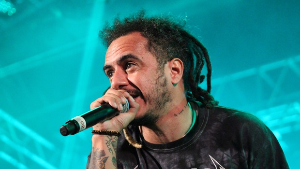 Marcelo D2 foi, ao lado de BNegão, o artista mais aguardado da noite de domingo pelo público, que lotou a Esplanada JK do CCON | Foto: Bruna Aidar/Jornal Opção