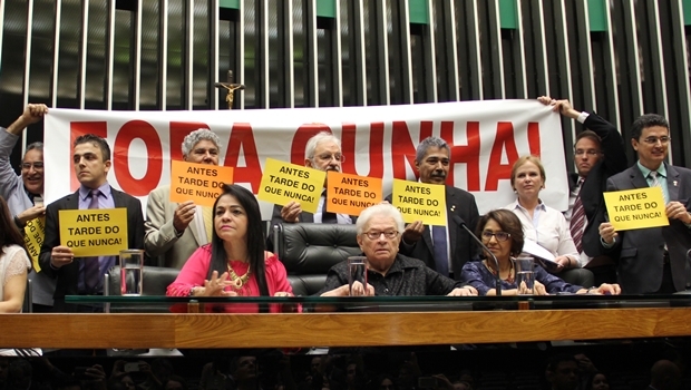 Bancada do PSOL comemora afastamento de Eduardo Cunha da Câmara dos Deputados | Foto: PSOL