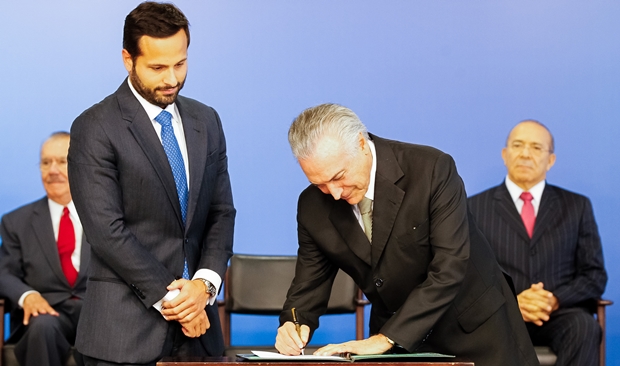 Ministro da Cultura é empossado por Temer. Ao fundo, José Sarney e o ministro Eliseu Padilha | Foto: Beto Barata/PR