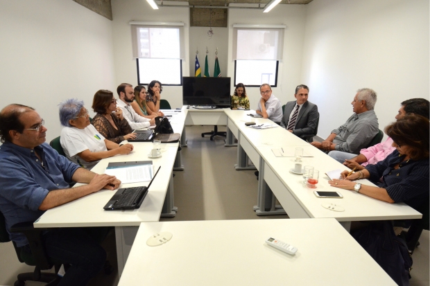 Membros do Conselho de Arquitetura e Urbanismo de Goiás (CAU-GO) em audiência com o promotor de Justiça Juliano de Barros Araújo sobre o caso Nexus Shopping & Business a ser construído no Marista