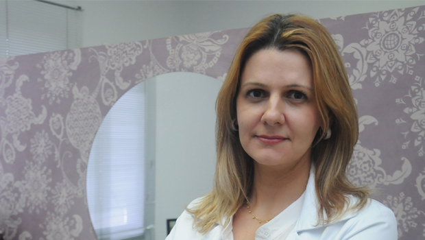 Juliana Salgado: “Muitos jovens se submetem à cirurgia e têm uma flacidez de pele muito pequena. Com o passar dos anos, essa flacidez pode piorar” | Foto: Renan Accioly