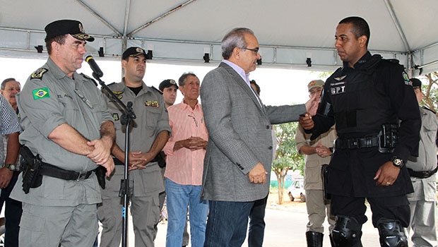 Prefeito Jânio Darrot cumprimenta policiais durante entrega das novas motos do GPT: segurança reforçada | Foto: Iris Roberto