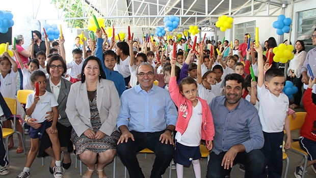 Prefeito Jânio Darrot, durante evento com ações sobre saúde bucal: mais um benefício da atual gestão que chega à população trindadense | Foto: Iris Roberto