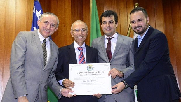 Vereadores Anselmo Pereira, Dr. Gian e Mizair Lemes Jr. comemoram com Ilézio Inácio o título 