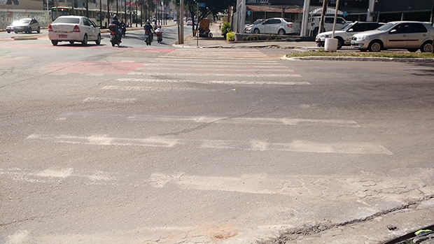 Quase já não é possível ver a faixa de pedestre na Avenida Portugal
