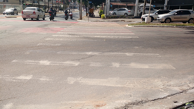 Quase já não é possível ver a faixa de pedestre na Avenida Portugal