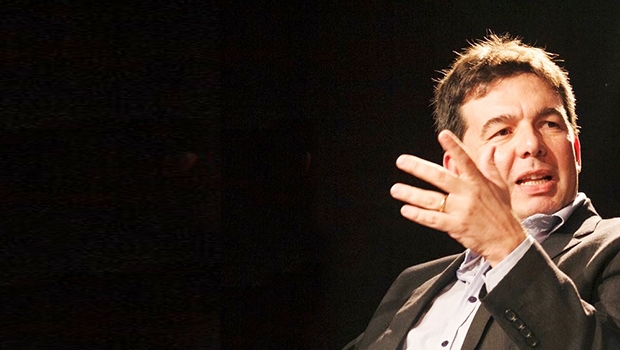 Novo livro de Marcio Renato dos Santos tem um personagem principal: o tempo, este criador de perspectivas distorcidas e realidades difíceis de definir | Foto: Henrique Pereira