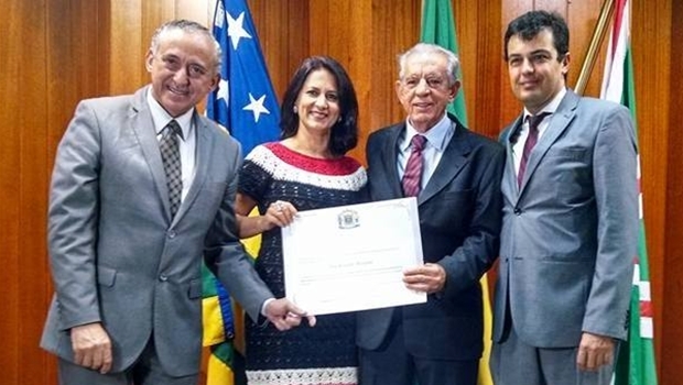 Ao lado dos vereadors Anselmo Pereira (PSDB), Célia Valadão (PMDB) e Paulinho Graus (PDT), Iris recebe seu diploma do mérito ambiental | Foto: Iris Rezende Grupo/Facebook