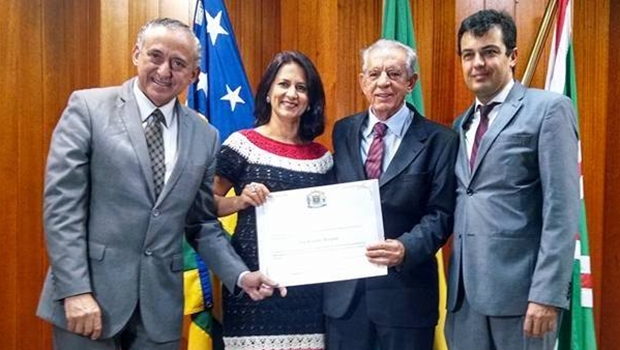 Ao lado dos vereadors Anselmo Pereira (PSDB), Célia Valadão (PMDB) e Paulinho Graus (PDT), Iris recebe seu diploma do mérito ambiental | Foto: Iris Rezende Grupo/Facebook