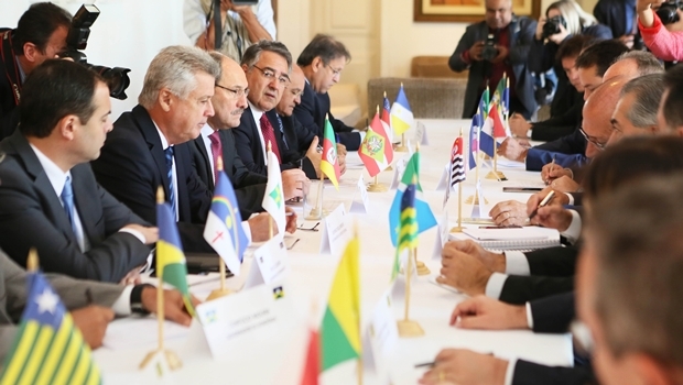 BRASÍLIA, DF, BRASIL 20.06.2016: O governador José Ivo Sartori chegou por volta das 10h30 na Residência Oficial de Águas Claras, no Distrito Federal, para reunião com governadores que trata sobre a dívida dos Estados com a União. O grupo de gestores estaduais será recebido nesta segunda (20) pelo Presidente da República em exercício, Michel Temer, a partir das 15h, no Palácio do Planalto. O principal objetivo é acordar alternativas viáveis para superar a grave situação financeira, que afeta o setor público e prejudica a prestação de serviços essenciais, como segurança, saúde e educação. Foto: Luiz Chaves/Palácio Piratini