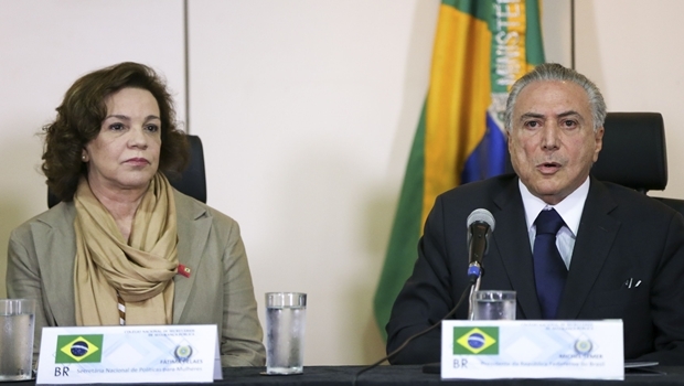 A secretária nacional de políticas para as mulheres, Fátima Pelaes, e o Presidente interino, Michel Temer, participam de reunião com os secretários de Segurança Pública de todos os Estados (Marcelo Camargo/Agência Brasil)
