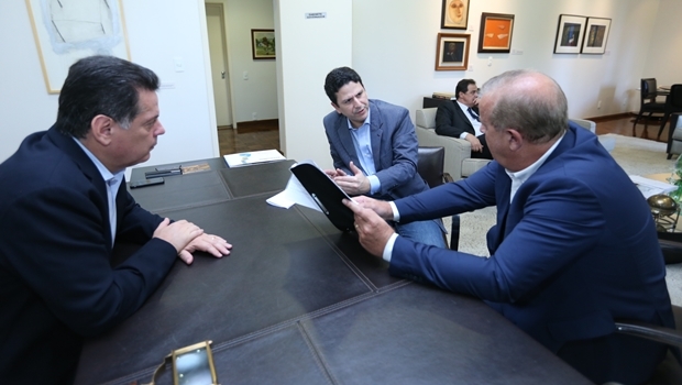 Antes de irem a Palmeiras de Goiás, o governador Marconi Perillo (PSDB) e o ministro Bruno Araújo discutiram com o prefeito Paulo Garcia (PT) parcerias | Foto: Gabinete de Imprensa