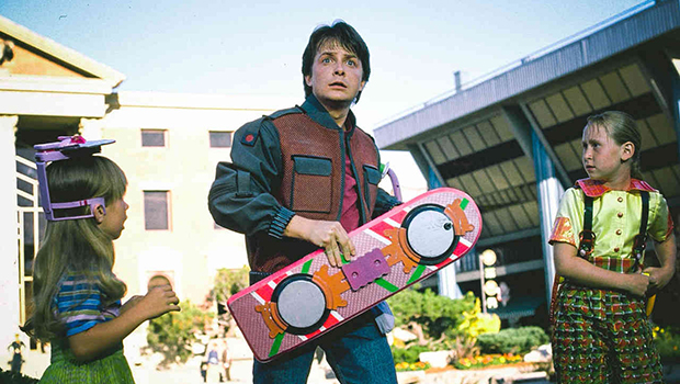Um belo dia, piscamos os olhos num mundo analógico, de fitas K7 e VHS, e, ao abrir os olhos, encontramos celulares e Blu-ray; só faltou mesmo o skate voador de Marty Mcfly | Foto: Divulgação