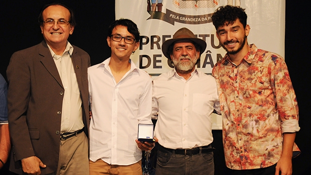 Os editores Marcos Nunes Carreiro e Yago Rodrigues Alvim receberam a medalha entregue pelo secretário Ivanor Florêncio (meio) e por Edival Lourenço (à esq.) | Foto: Jornal Opção