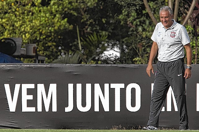 durante o treino esta tarde no CT Joaquim Grava, zona leste da cidade. O proximo jogo da equipe sera dia 23/03 contra o Sao Bernardo/SP, no Estadio Primeiro de Maio, valido pela 11a. rodada do Campeonato Paulista 2016. Juiz: - Sao Paulo / SP - Brasil - 21/03/2016. Foto: © Daniel Augusto Jr. / Ag. Corinthians
