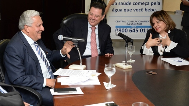 Vilmar Rocha, titular da Secima, o governador Marconi Perillo (PSDB) e Marise Fernandes, superintendente regional da Caixa | Foto: Wagnas Cabral