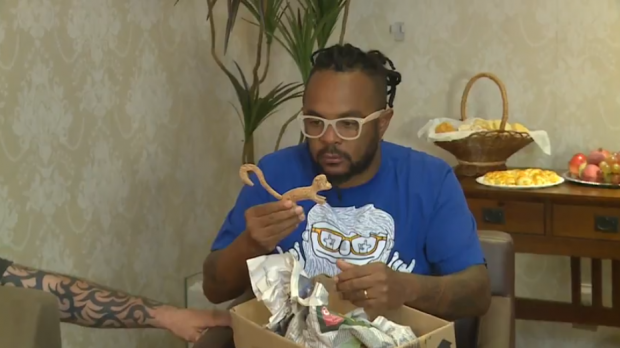 Marcelo Marrom, o negro, recebe "presente" de Rafinha Bastos, o idiota | Foto: Reprodução TV