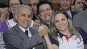 Deputado Paulo Mourão e reitora Elizângela Cardoso: comemoração | Foto: Divulgação