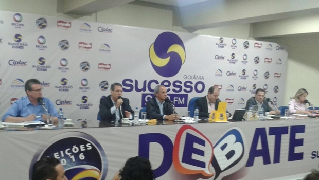 Pré-candidatos Giuseppe Vecci e Luiz Bittencourt; moderador Oloares Ferreira; pré-candidatos Vanderlan Cardoso e Adriana Accorsi 