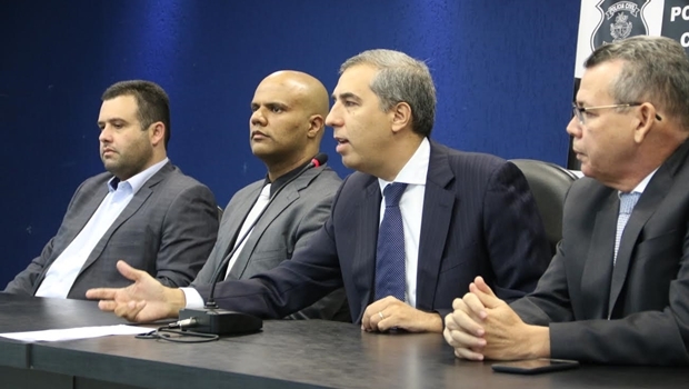O vice-governador e secretário de Segurança Pública e Administração Penitenciária, José Eliton, durante apresentação de sete suspeitos de integrar o chamado “novo cangaço” | Foto: Jota Eurípedes