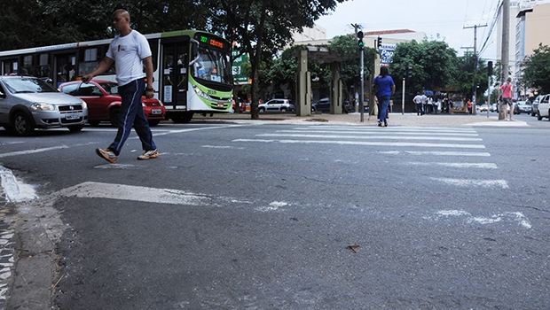 Faixa de pedestre na Avenida Goiás, no Centro de Goiânia: praticamente metade dela já não existe mais | Foto: Renan Accioly