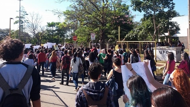Alunos em protesto direção ao prédio da reitoria | Foto: reprodução / Facebook