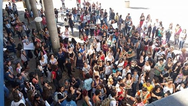 Alunos em frente ao prédio da reitoria | Foto: Facebook