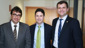 O ministro Bruno Araújo é ladeado por Luiz Stival e Marcos Abrão | Foto: Agehab