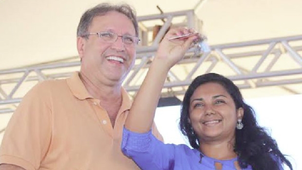 Governador e a beneficiária Alieide Coelho: “Casa é meu presente de Natal” | Foto: Divulgação