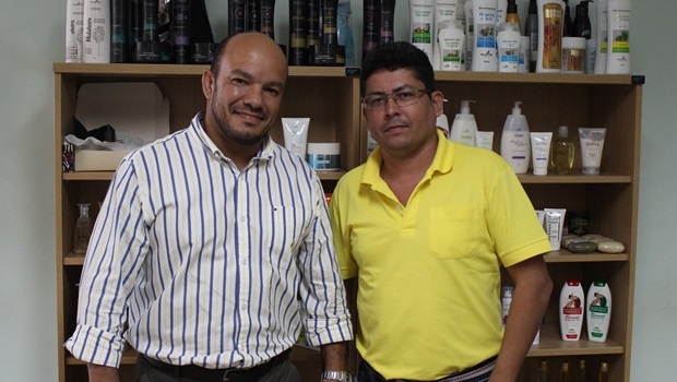 O diretor administrativo Cleuber Rodrigues e o vice-presidente Welio Moura na sede da Natulife: "Apesar da crise, há muito otimismo", opina Welio | Foto: Bruna Aidar/ Jornal Opção