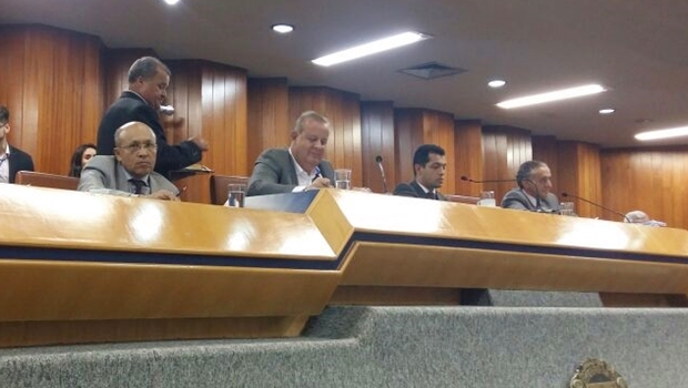 Secretário de Finanças, Jeovalter Corrêa; prefeito de Goiânia, Paulo Garcia (PT); presidente da Comissão Mista, Thiago Albernaz (PSDB); e o presidente da Câmara, Anselmo Pereira (PSDB) | Foto: Prefeitura de Goiânia 