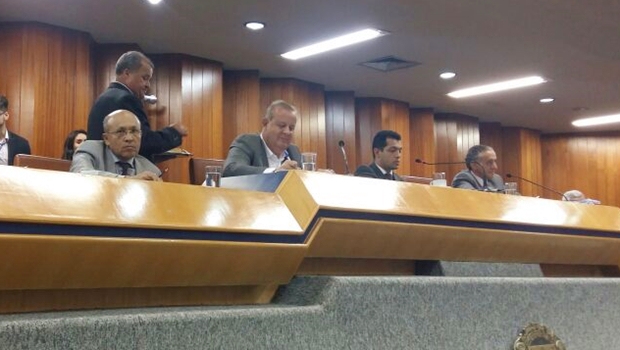 Secretário de Finanças, Jeovalter Corrêa; prefeito de Goiânia, Paulo Garcia (PT); presidente da Comissão Mista, Thiago Albernaz (PSDB); e o presidente da Câmara, Anselmo Pereira (PSDB) | Foto: Prefeitura de Goiânia 