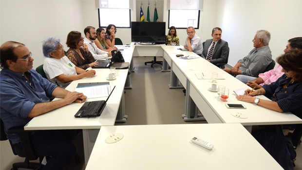 No alto, a 1ª matéria do Jornal Opção contestando o Nexus; acima, reunião do CAU-GO sobre relatório ao MPGO | Foto: Renan Accioly