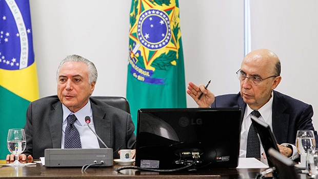 Michel Temer e Henrique Meirelles: o ministro da Fazenda potencializa o fator credibilidade do presidente interino, o que é importante para aprovar medidas no Congresso Nacional | Foto: Beto Barata/PR