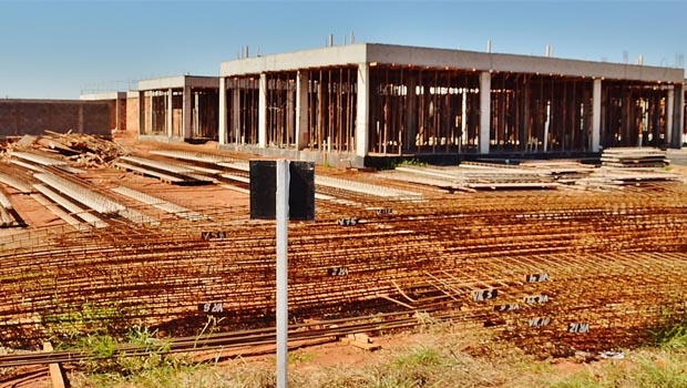 ... com prazo de conclusão em dois anos, mas a construção está longe de ser concluída