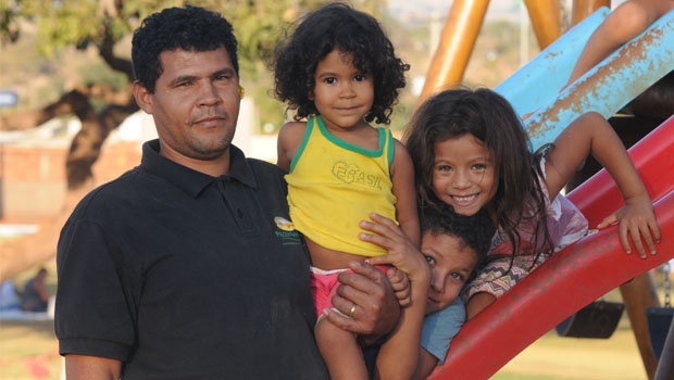 Na hora de folga, o pedreiro Flávio Santos leva os filhos e o sobrinho para brincar no Parque Boa Vista | Foto: Renan Accioly
